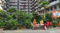 Warga bercengkerama sambil duduk di halaman Rusun Tambora, Jakarta Barat. Fotografer: Denita br Matondang/detikcom