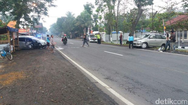 Avanza vs Innova di Purworejo, 4 Orang dilarikan Rumah Sakit