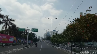 Dari Jl Gerbang Pemuda dia mengambil arah Semanggi