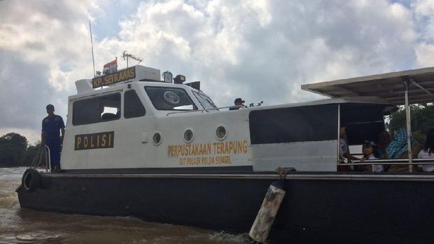 Kapal patroli Sei Rawas milik Dirpolair Polda Sumsel ini disulap menjadi perpustakaan terapung.