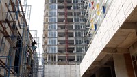 Pekerja menyelesaikan tahap akhir proyek Apartemen Majestic Point Serpong milik PT Prioritas Land Indonesia di Kawasan Gading Serpong, Tangerang Selatan, Banten. Foto: dok. PLI