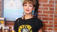 Ia terlihat memesona dengan kaus band dan celana merah dan heels. Pool/Ismail/detikFoto.