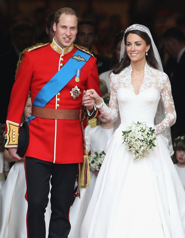 Gaun yang dikenakan Kate Middleton saat menikahi Pangeran William menjadi salah satu gaun pengantin ikonik yang pernah dibuat oleh Sarah Burton untuk label Alexander McQueen. Foto: Ist.