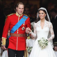 Gaun yang dikenakan Kate Middleton saat menikahi Pangeran William menjadi salah satu gaun pengantin ikonik yang pernah dibuat oleh Sarah Burton untuk label Alexander McQueen. Foto: Ist.