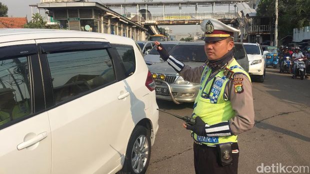 Jalan Matraman Alami Keretakan, Lalin Dialihkan ke Jalur TransJ