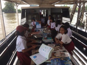 Inspiratif, Kapal Polair Jadi Perpustakaan Terapung Saat Patroli
