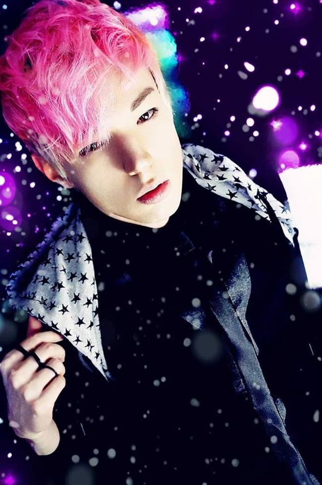 Pria berusia 30-an tahun itu juga mengecat rambutnya dengan berbagai warna, seperti pink, cokelat, dan biru seperti artis K-Pop.  Foto: Facebook Xiahn Nishi