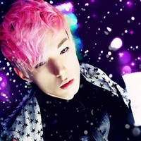 Pria berusia 30-an tahun itu juga mengecat rambutnya dengan berbagai warna, seperti pink, cokelat, dan biru seperti artis K-Pop.  Foto: Facebook Xiahn Nishi