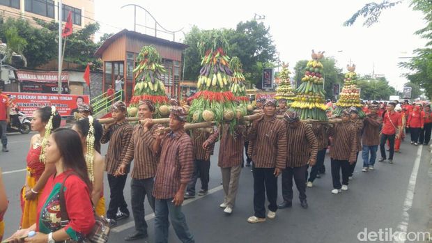 Arak-arakan gunungan hasil bumi yang menyertai kedatangan Sunarna di kantor DPD PDIP Jateng. 