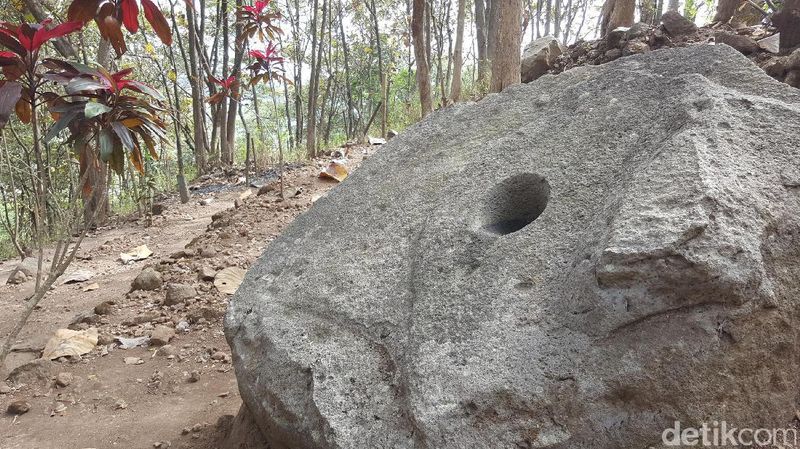 Foto: Misteri Batu Berlubang di Garut