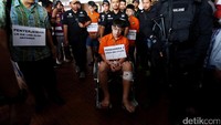 Rekonstruksi tersebut dimulai dari kedatangan para pelaku di Terminal 2E Bandara Soekarno-Hatta, Tangerang, Banten.