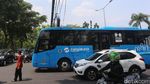 Aksi Petugas TransJ Atasi Kabel Melintang di Jalan