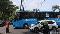 Arus lalu lintas sempat tersendat akibat kabel melintang tersebut.