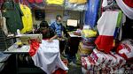 Melihat Para Pembuat Bendera Merah Putih di Pasar Senen