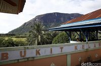 Bukit Kelam dari kejauhan (Rachman Haryanto/detikTravel)