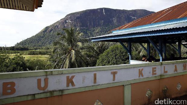 Siapa yang tak kenal dengan Ayers Rock, batu yang diklaim terbesar di dunia yang berada di Australia. Eits, lihat dulu dong Batu di Bukit Kelam, Sintang, Kalimantan Barat.