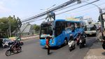 Aksi Petugas TransJ Atasi Kabel Melintang di Jalan