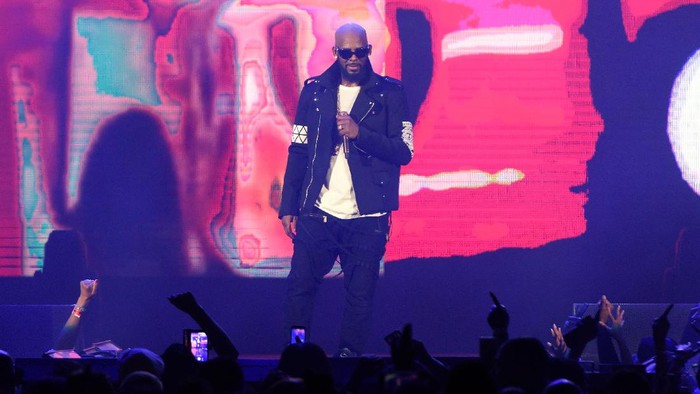 NEW YORK, NY - SEPTEMBER 25:  R. Kelly performs in concert at Barclays Center on September 25, 2015 in the Brooklyn borough of New York City.  (Photo by Mike Pont/Getty Images)