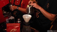 Kopi racikan barista pun bisa Anda nikmati dengan beragam varian rasa. Untuk harga yang ditawarkan cukup terjangkau, mulai dari Rp.16 ribu hingga Rp.40 ribu.