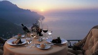 Berada 1.000 kaki di atas laut membuat Hotel Caruso di Ravello, Italia dikagumi oleh para pelanggan. Restoran ini menawarkan hidangan udang merah dan spageti dengan saus pomodoro dan kemangi. (Foto: Food and Wine)