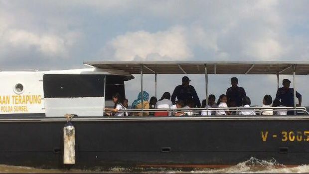 Dirpolair Polda Sumsel membawa buku-buku sesuai kebutuhan anak-anak.