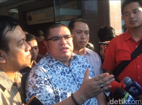 Razman Arif Nasution (berbatik) di Polres Jaksel, Kamis (3/8/2017)