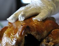 Pakai Sarung Tangan Saat Meracik Makanan Tak Jamin Makanan Pasti Bersih