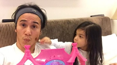 Foto: Keisengan Anak ke Ayahnya, Mana yang Paling Kocak, Bun?