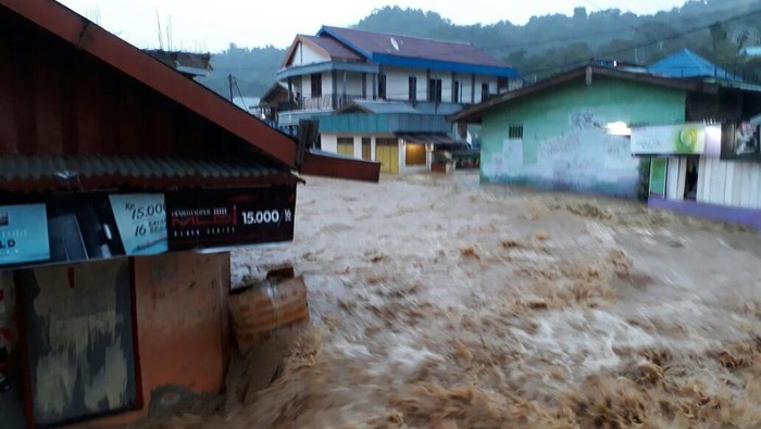 Polisi Evakuasi Warga Jayapura yang Terjebak Banjir