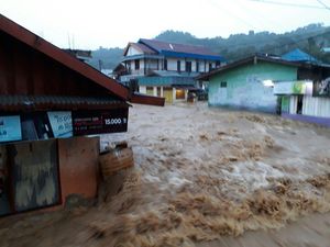 Polisi Evakuasi Warga Jayapura yang Terjebak Banjir