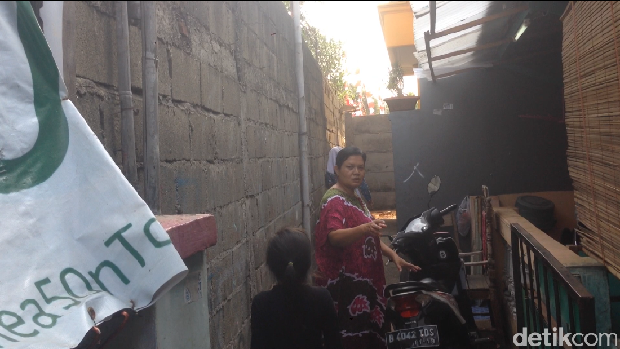Warga di Pulomas mengeluh akses jalan ditutup.