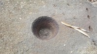 Close up lubang misterius di 3 batu besar. Di zaman sekarang, membuat lubang ini perkara gampang dengan bor. Tapi bagaimana dulu bisa membuat lubang simetris dan halus seperti ini? (Fitraya/detikTravel)