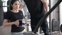 Sandra Dewi pun senang melakukan olahraga, baru-baru ini ia melakukan olahraga dengan beban bersama seorang instruktur. Foto: Instagram