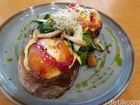Egg benedict dengan saus vide egg dengan salmon gravlax.