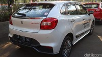 Aksen premium Suzuki BALENO ditonjolkan melalui Daytime Running Light (DRL) dari LED di atas lampu utama dengan sorotan HID Projector. Dari sisi kenyamanan (comfort) kabin ditingkatkan dengan ruang yang lebih lega dan fungsional serta jumlah kompartemen yang berlimpah. Foto: Dina Rayanti