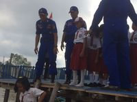 Sambil patroli, kapal ini menyediakan 500 buku bacaan untuk anak-anak di pesisir dan pedalaman.