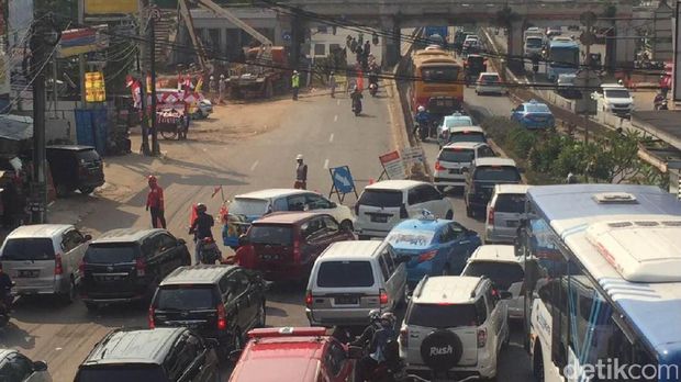Jalan Matraman Alami Keretakan, Lalin Dialihkan ke Jalur TransJ