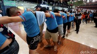 Para pelaku tiba di Bandara Soekarno-Hatta untuk diterbangkan ke China.