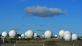 5. Area Menwith Hill: Berlokasi di Menwith Hill, Inggris, terdapat fasilitas berbentuk seperti bola-bola raksasa. Lokasi ini terlarang untuk publik karena disebut-sebut sebagai salah satu lokasi rahasi operasional intelejen Amerika dan Inggris. Bahkan mereka yang nekat menerobos bisa dipenjara. Foto: (Twitter)