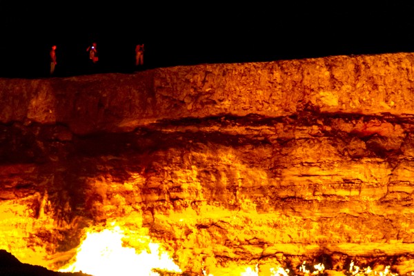 Bor menembus gua bawah tanah dan tanah di atasnya langsung runtuh membentuk kawah besar. Kawah itu ternyata mengeluarkan gas, para insinyur sepakat membakar gasnya agar tidak meracuni orang di sekitarnya (Thinkstock) Bor menembus gua bawah tanah dan tanah di atasnya langsung runtuh membentuk kawah besar. Kawah itu ternyata mengeluarkan gas, para insinyur sepakat membakar gasnya agar tidak meracuni orang di sekitarnya (Thinkstock)