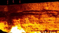 Bor menembus gua bawah tanah dan tanah di atasnya langsung runtuh membentuk kawah besar. Kawah itu ternyata mengeluarkan gas, para insinyur sepakat membakar gasnya agar tidak meracuni orang di sekitarnya (Thinkstock)