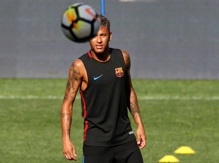 Neymar yang sedang Jadi Pusat Perhatian Itu