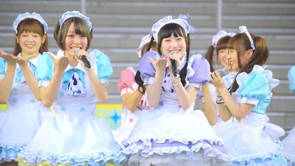 Senyum manis di wajah dan pose lucu, sangat mungkin kalau traveler akan dibuat jatug cinta. Mereka memang lucu banget! (@Home Maid Cafe/Facebook) Senyum manis di wajah dan pose lucu, sangat mungkin kalau traveler akan dibuat jatug cinta. Mereka memang lucu banget! (@Home Maid Cafe/Facebook)