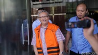 Mantan Kadis Pertanian Jawa Timur, Bambang Heryanto keluar gedung KPK usai menjalani pemeriksaan, Kamis (3/8/2017).