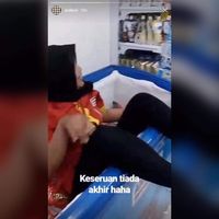 Heboh Foto Karyawan Duduki Freezer Nugget Alfamart Minta Maaf