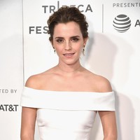 Aktris Emma Watson mengaku, menggunakan minyak di seluruh rambut pada tubuhnya termasuk pada kemaluan. Aku menggunakan Fur Oil. Aku menggunakannya dari ujung rambut, alis, sampai rambut kemaluanku. Ini produk yang bagus, aku Emma Watson. (Foto: Getty Images)