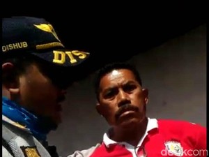 Video Pemotor Marah Saat Ditegur Petugas karena Naiki Trotoar