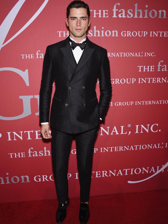 Forbes menempatkan Sean OPry di urutan teratas model dengan berpenghasilan tertinggi (US$ 1,5 juta atau sekitar Rp 20 miliar) pada 2013 lalu. Bakatnya ditemukan di MySpace 11 tahun silam saat Sean baru berusia 17 tahun. Kini, tampang Sean sudah menghiasi kampanya dari brand ternama, mulai dari Calvin Klein, Ralph Lauren, D&G, dan Versace. Ia juga pernah membintangi video klip Madonna dan Taylor Swift. (Foto: Getty Images)