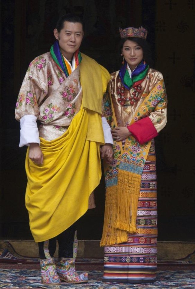 Dragon Queen dari Bhutan Jetsun Pema menikahi Raja Jingme Khesar Namgyel dalam balutan busana pengantin tradisional Bhutan. Foto: Ist.