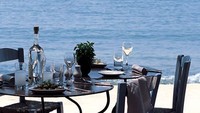 Hotel Notios di Almyra, Paphos, Siprus dikelilingi oleh Laut Mediterania. Restoran ini memadukan rasa Asia dan Mediterania  seperti sashimi salmon dengan gremolata dan truffle(Foto: Food and wine)